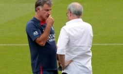 Christophe Galtier, l'entraîneur du PSG, converse avec le directeur du football du club Luis Campos, pendant un nentraînement au Camp des Loges le 4 août 2022 à Saint-Germain-en-Laye