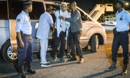 Le jihadiste Peter Cherif (au centre) sort d'une voiture à Djibouti le 22 décembre 2018 avant d'être extradé en France