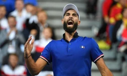 Benoît Paire lors de sa victoire contre l'Espagnol Pablo Carreno Busta en demi-finale de la Coupe Davis à Villeneuve-d'Ascq (Nord) le 14 septembre 2018