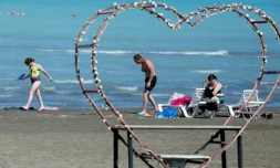 Des touristes sur la plage d'une station thermale à Priozersk, ancienne ville secrète située sur les rives du lac Balkhash,le 17 juin 2024 au Kazakhstan