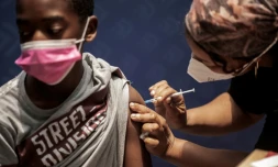 Un jeune garçon reçoit une dose du vaccin anti-Covid-19 Pfizer/BioNTech au centre de vaccination Discovery à Johannesburg, le 15 décembre 2021
