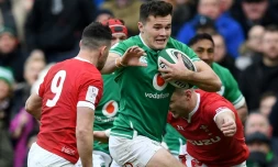 L'ailier irlandais Jacob Stockdale (c) à l'attaque contre le pays de Galles dans le Tournoi des six nations, le 8 février 2020 à Dublin