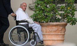 Le pape, souffrant du genou, reporte sine die son voyage en Afrique