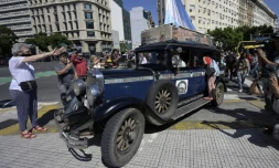 La famille Zapp, partie pour un voyage-vie de 22 ans dans une Graham-Paige de 1928, arrive Ă Buenos Aires, le 13 mars 2022