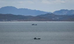 Des bateaux de pĂȘche non identifiĂ©s devant les cĂŽtes de la CorĂ©e du Nord vus depuis l'Ăźle sud-corĂ©enne de Yeonpyeong, le 24 avril 2018