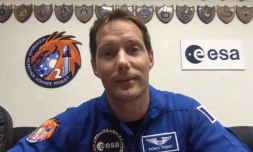 Capture d'écran de l'astronaute Thomas Pesquet donnant une conférence de presse virtuelle, le 19 avril 2021