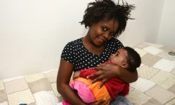 Stéphanie, du Nigeria, pose avec sa fille Francesca Marina, le 1er octobre 2015 à Catania, en Italie