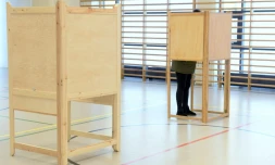 Une électrice vote à Espoo pour le deuxiÚme tour de la présidentielle en Finlande, le 11 février 2024