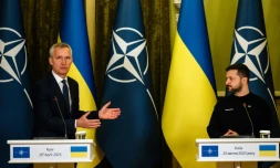 Le secrétaire général de l'Otan Jens Stoltenberg (g) et le président ukrainien Volodymyr Zelensky lors d'une conférence de presse, le 20 avril 2023 à Kiev