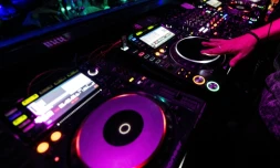 Des DJ birmans animent un concert de musique électro, le 10 décembre 2017 à Rangoun