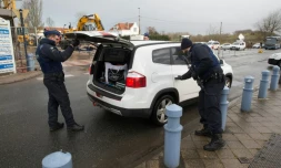 La police belge contrÎle une voiture à Adinkerke à la frontiÚre avec la France le 24 février 2016