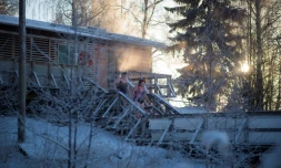 Des Finlandais vont s'immerger dans un trou creusé dans la glace aprÚs une séance de sauna à Vaasa, le 15 janvier 2017