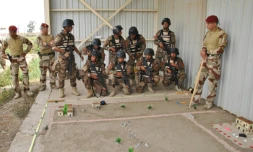 Des soldats français de la 11e brigade des  parachutistes entraînent des membres du contre terrorisme irakien à repérer les IED (engins explosifs improvisés), à Bagdad, le 11 avril 2016