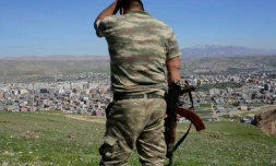 Un soldat turc aprĂšs de violents combats avec des combattants kurdes Ă Cizre, dans le sud-est de la Turquie, le 2 mars 2016