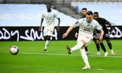 L'attaquant polonais de Marseille, Arkadiusz Milik, transforme son penalty lors du match de Ligue 1 à domicile contre Lyon, le 28 février 2021