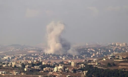 Une colonne de fumée s'élÚve au dessus du village de Kfar Tibinit dans le sud du Liban aprÚs une frappe isarélienne le 13 octobre 2024