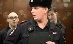 Les poètes russes Artyom Kamardin (G) et Yegor Shtovba devant un tribunal de Moscou le 28 décembre 2023