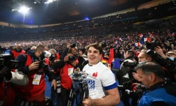 Le demi de mĂȘlĂ©e du XV de France Antoine Dupont effectue un tour d'honneur avec le trophĂ©e du Grand Chelem, aprĂšs la victoire du XV de France face Ă l'Angleterre (25-13), le 19 mars 2022 au Stade de France Ă Saint-Denis