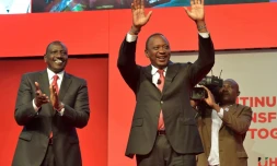 Le président kenyan Uhuru Kenyatta (C) aux côtés du vice-président William Ruto (G) le 26 juin 2017 à Nairobi