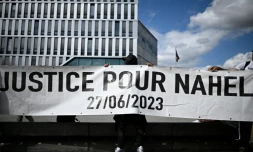 Des manifestants tiennent une banderole "Justice pour Nahel" lors d'un rassemblement marquant les deux ans de la mort de Nahel Merzouk, à Nanterre, dans les Hauts-de-Seine, le 27 juin 2025