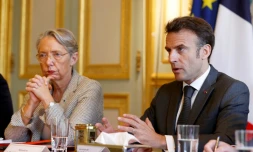 Le président Emmanuel Macron et la PremiÚre ministre Elisabeth Borne lors d'une rencontre avec le MEDEF, la CPME et et le syndicat des entreprises locales, le 18 avril 2023 à l'Elysée, à Paris