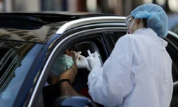 Une biologiste effectue un prélèvement pour un test du coronavirus dans un drive à Neuilly-sur-Seine, le 22 avil 2020 près de Paris