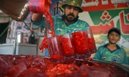 Un vendeur sert des boissons Rooh Afza en bordure de route à Karachi, au Pakistan, le 25 mai 2022