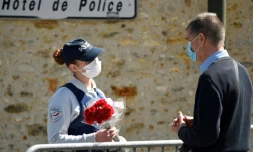 Un homme apporte des fleurs Ă l'h?'tel de police de Rambouillet, le 26 avril 2021