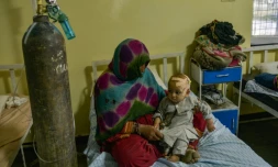 Un enfant afghan blessé dans le séisme qui a frappé l'Afghanistan, à l'hôpital de Sharan le 22 juin 2022
