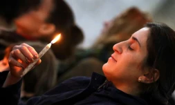 Une chrétienne irakienne tient un cierge lors de la messe de Noël à l'église Saint John de Qaraqosh, le 25 décembre 2016