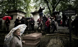 Des personnes attendent au PÚre Lachaise pour les funérailles de Jacques Higelin, le 12 avril 2018 à Paris