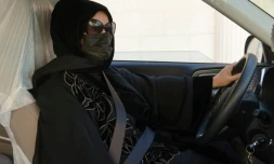 La chauffeure de taxi saoudienne Fahda Fahd est assise dans sa voiture dans la capitale Riyad, le 8 fĂ©vrier 2022. Comme d’autres femmes saoudiennes, Fahda Fahd ne pouvait pas conduire lĂ©galement avant 2018, mais sa Kia vert est maintenant une voie vers de l’argent supplĂ©mentaire alors que le coĂ»t de la vie monte en flĂšche dans le royaume conservateur.