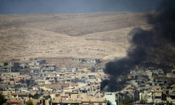 De la fumée au-dessus de la ville de Bachiqa pendant l'offensive des forces kurdes irakiennes contre l'EI, le 8 novembre 2016