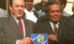 Le Premier ministre Michel Rocard (G) et Jean-Marie Tjibaou, président du FLNKS (indépendantiste), le 29 octobre 1988 à Conflans-Sainte-Honorine