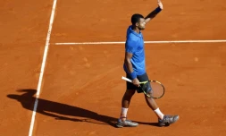 Jo-Wilfried Tsonga salue le public après sa victoire face à Roger Federer en quarts du Masters 1000 de Monte-Carlo, le 15 avril 2016