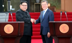 Le président sud-coréen Moon Jae-in (d) et le leader nord-coréen Kim Jong Un se serrent la main après avoir fait une déclaration commune lors du sommet interncoréen, le 27 avril 2018 à Panmunjom