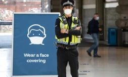Un officier de police à la station de métro londonienne Waterloo le 15 juin 2020 jour de réouverture des commerces
