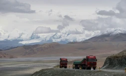 Des camions sur "l'Autoroute de l'amitié" sino-pakistanaise près de Tashkurgan, dans l'ouest de la Chine, le 28 juin 2017