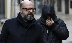 Marcel Jacob (d), le visage caché par sa capuche de blouson, arrive à la cour d'appel de Dijon, accompagné par son avocat Me Stephane Giuranna, le 4 décembre 2017