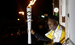 Le "Roi" Pelé exhibe la flamme olympique depuis le musée qui porte son nom à Santos, le 22 juillet 2016