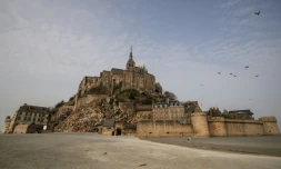 Vue du Mont-Saint Michel, placé en confinement dans la lutte contre le nouveau coronavirus, le 20 mars 2020