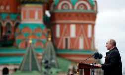 Le président russe Vladimir Poutine prononce un discours pendant la Parade annuelle du Jour de la victoire sur l'Allemagne nazie, le 9 mai 2021 à Moscou