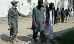 Des combattants du groupe Etat islamique et des talibans présumés présentés à la presse à Jalalabad le 3 octobre 2017