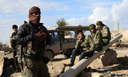 Des combattants des Forces démocratiques syriennes (FDS), dans le village de Baghouz, dans la province syrienne de Deir Ezzor, près de la frontière avec l'Irak, le 2 février 2019   