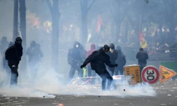 Des heurts violents entre la police et des personnes encagoulées éclatent en marge du défilé du 1er mai 2018 à Paris