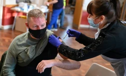 Un homme reçoit une dose du vaccin Pfizer contre le Covid-19 dans un centre de vaccination dans une église de Sheffield au Royaume-Uni le 15 décembre 2021