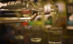Graciela Angeles Carreno, qui dirige une entreprise familiale de quatre générations, sert des verres de mezcal dans leur usine de Real Minero, à Sata Catarina Minas, dans l'Etat d'Oaxaca, au Mexique, le 25 juillet 2022