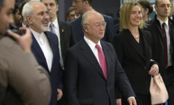 Le ministre iranien des Affaires étrangères Mohammad Javad Zarif , le directeur général de l'AIEA Yukiya Amano et la cheffe de la diplomatie européenne Federica Mogherini à Vienne le 16 janvier 2016
