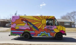 L'un des 37 camions de livraison de la Poste canadienne, repeint de couleurs vives pour apporter un peu de lumière dans la grisaille de la pandémie, circule le 12 mars 2021 à London (Ontario)