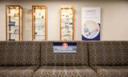 Une affiche de prévention sur la distance sociale contre le coronavirus à l'université de Liberty, le 31 mars 2020 à Lynchburg, en Virginie